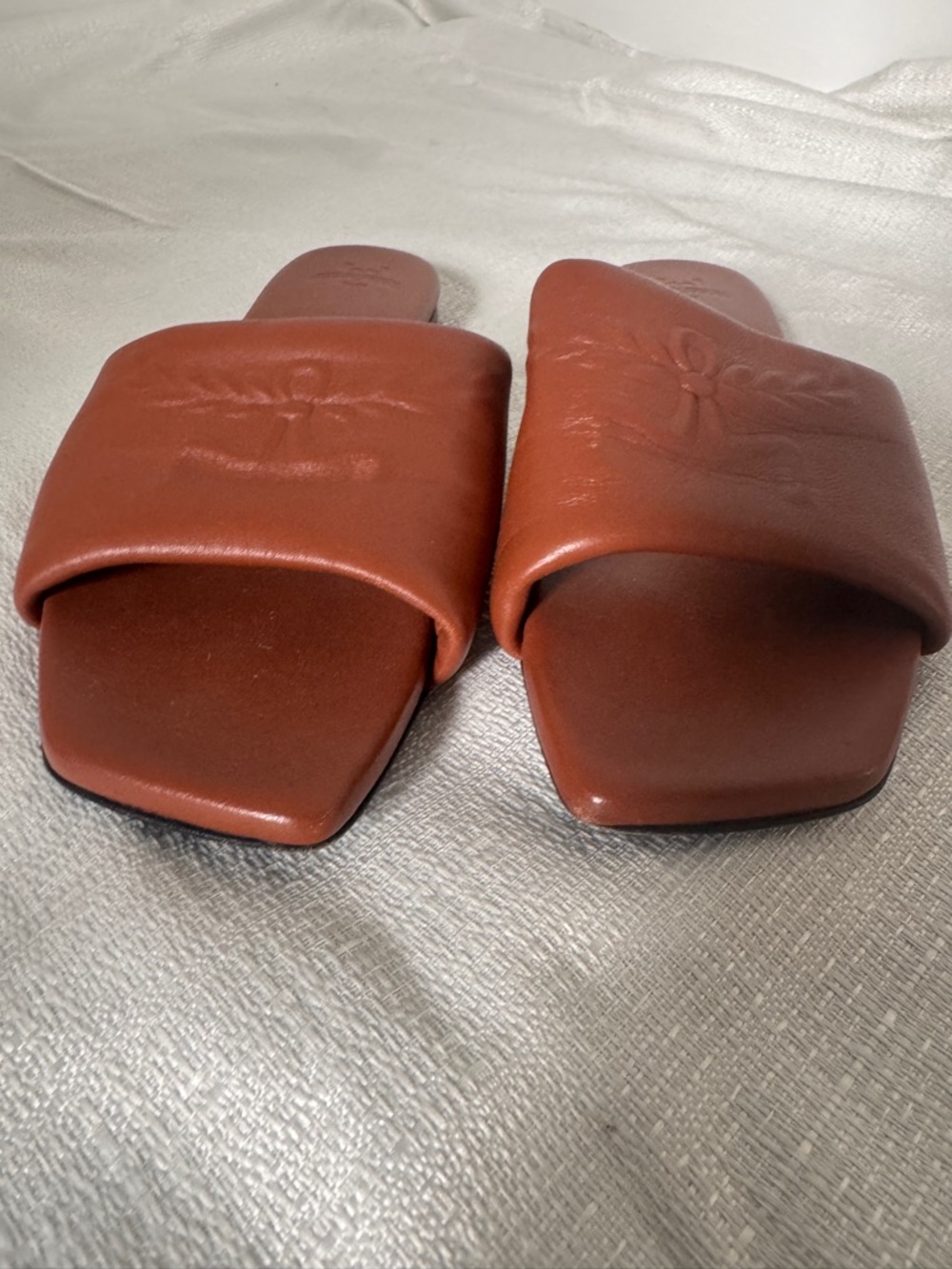 MCM Cognac Leather Slide Sandals Size 40 Made in Italy Logo Embossed - Picture 2 of 6